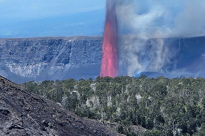 Big Island Waterfalls, Blacksand Beaches, Lava Tubes & Volcanoes - A one-day Big Island that actually feels doable