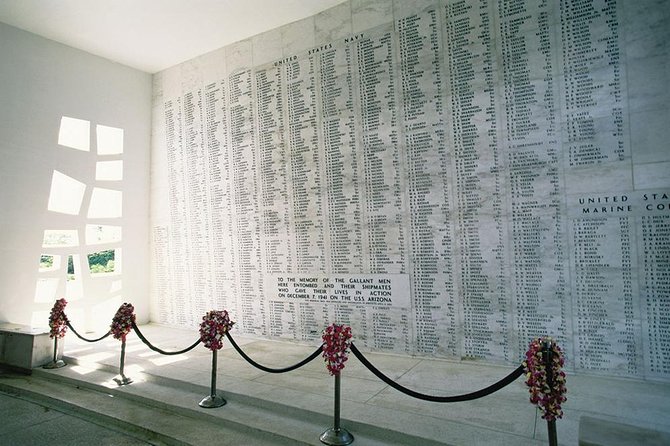 Day Trip from Kona to Oahu: Pearl Harbor WWII Heroes Adventure - Battleship Missouri Memorial: the surrender moment, explained by what you see