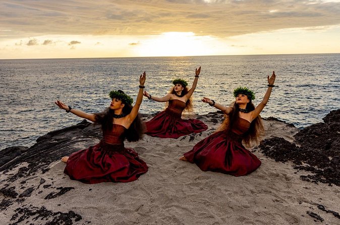 Feast and Fire Luau Outrigger Kona Resort and Spa - Unlimited drinks and the open bar rhythm (how not to miss your Mai Tai)