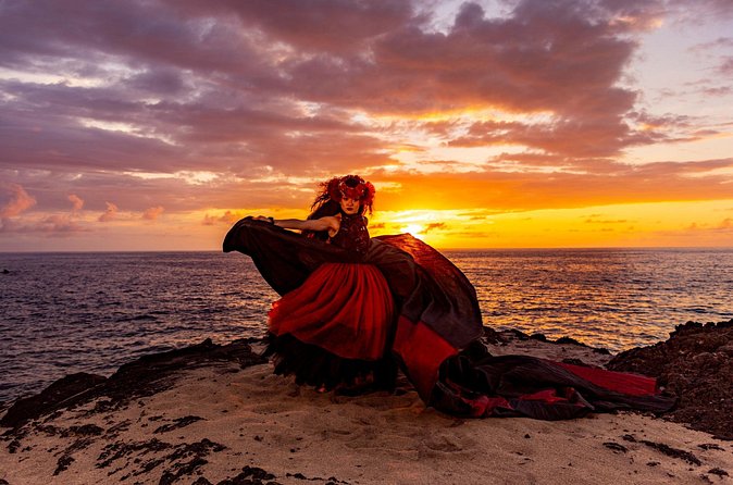 Feast and Fire Luau Outrigger Kona Resort and Spa - The show: torch lighting, dance, music, and fire performance