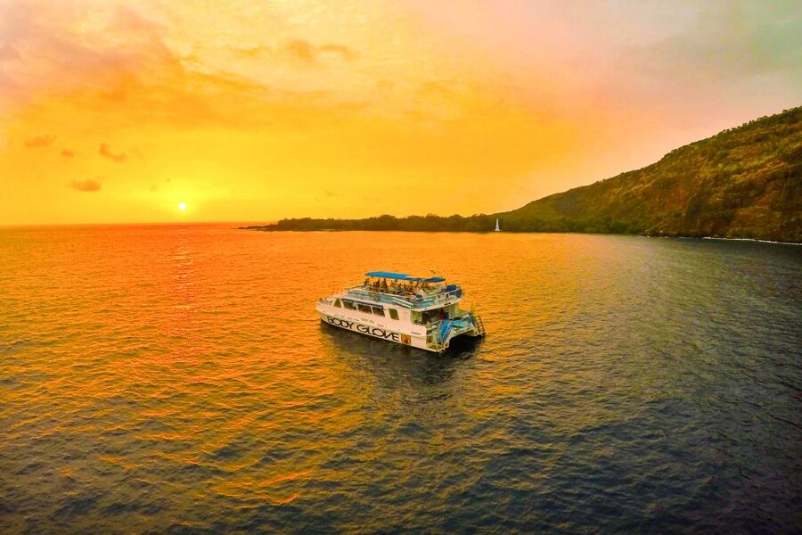 From Hawaii: Historical Dinner Cruise Tour to Kealakekua Bay - The coastline portion: historian storytelling that makes the ride count