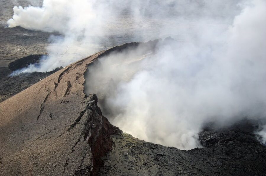 Hilo: Hawaii Volcanoes National Park Flight - Mauna Kea and Mauna Loa Views in One Flight: Getting Scale Fast