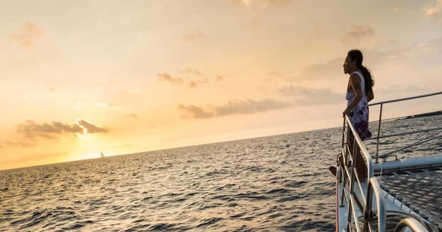 Kailua-Kona: Manta Ray Snorkeling and Sunset Sailing Cruise - Warm drinks and Kona lights: the return that feels like a payoff