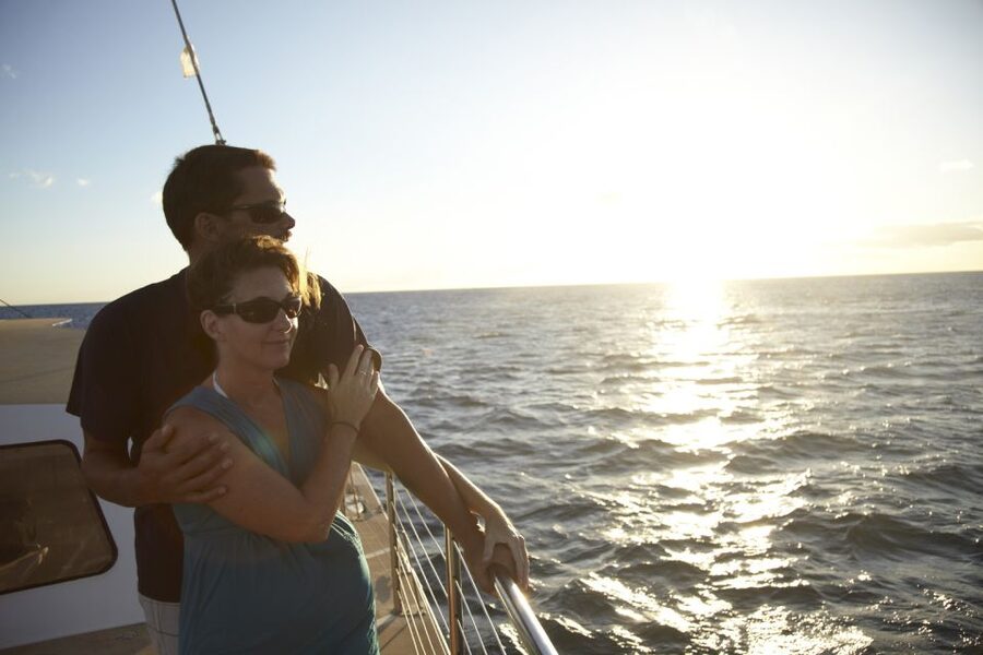 Kona: Catamaran Sunset Sail with Cocktails and Snacks - FAQ